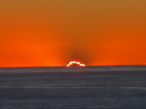 My Last South Island Sunset! Never seen one like that....: A single cloud, exactly were the sun set