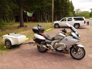 American simplicity:  Three panniers and a trailer! For the 15 moths and almost the whole of Africa I had only 3 panniers!  Plus a 660 cc bike that one is 1660 cc!! Unusual to see a non-Harley!